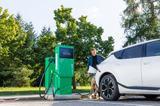 Šalia Šiaulių arenos įrengtos naujos elektromobilių įkrovimo stotelės