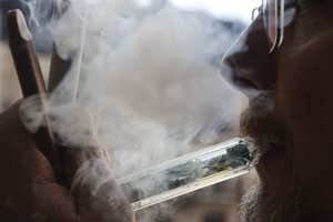 Seimas svarstys siūlymą neleisti per socialinius tinklus įsigyti elektroninių cigarečių