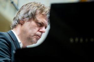 Vilniaus festivalio scena dalijosi fortepijono filosofas Andrius Žlabys, Sergejus Krylovas ir LKO