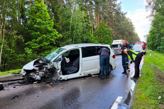 Vilniaus rajone susidūrė trys automobiliai – vieną prispaustą žmogų gelbėjo ugniagesiai
