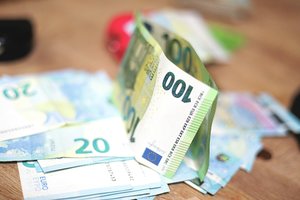 „Nežinote, iš kur pinigai?“ – senolei ir jos sūnui tai kainavo įspūdingą sumą