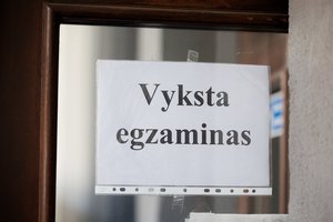 Baigiasi brandos egzaminų sesija: bus vertinamos dvyliktokų chemijos žinios