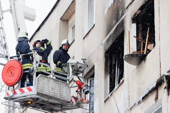 Marijampolėje degė daugiabutis: vienas žmogus pateko į reanimaciją, apie 50 buvo evakuota