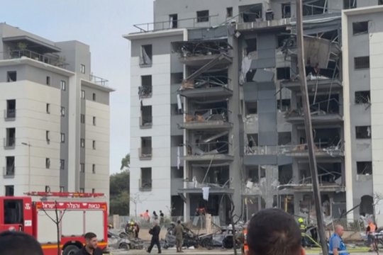 Iranas toliau raketomis puola Izraelį: parodė žalą