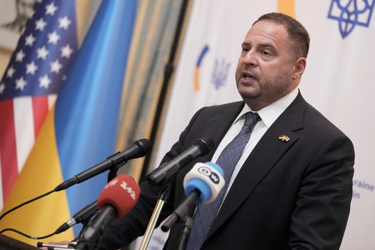 „Politico“: Vašingtonas nepatenkintas darbu su V. Zelenskio dešiniaja ranka