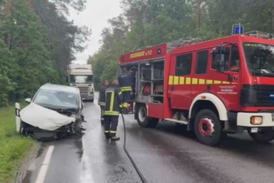 Skaudi nelaimė Vilniaus rajone: susidūrus trims automobiliams, prispaustas vienas žmogus