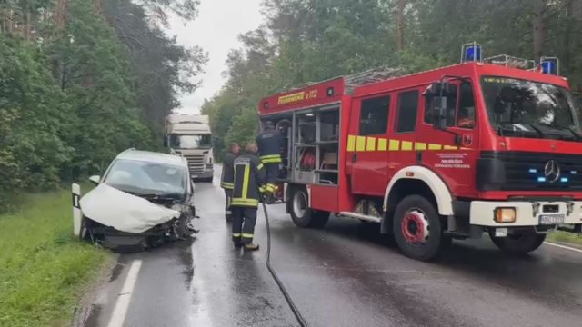 Skaudi nelaimė Vilniaus rajone: susidūrus trims automobiliams, prispaustas vienas žmogus