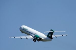 „airBaltic“ užsakytas orlaivis Atėnuose leidosi avariniu būdu: buvo pastebėti dūmai