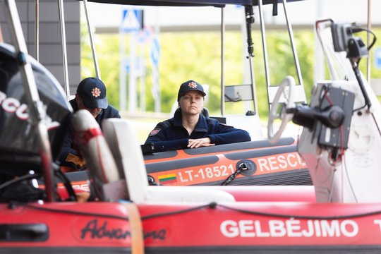 Ugniagesiai gelbėjo Elektrėnų mariose sugedusią baržą su žmonėmis