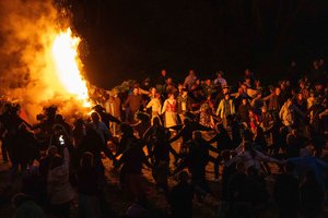 Po Joninių šviesos – šešėliai aplinkoje: FTMC mokslininkė tiria šventinių laužų poveikį oro kokybei