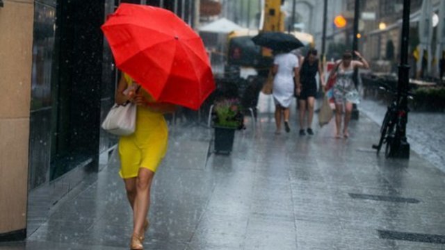 Sinoptikai perspėja: nors termometrų stulpeliai lepins šiluma, nepavyks išvengti lietaus