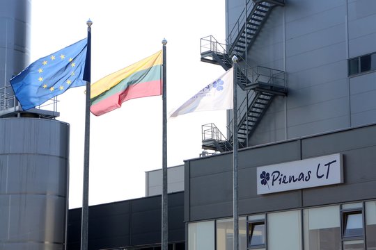 Dėl nesumokėtų pinigų kovos teisme: stambūs ūkininkai nusisuka nuo dešimtis milijonų kainavusios pieno gamyklos