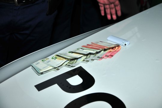 Policininkams kyšį siūliusiam vyrui skirta bauda, uždrausta vairuoti ketverius metus