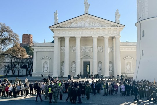 Iš sostinės Katedros aikštės nuspręsta pašalinti Vilniaus įkūrimo 650-mečiui skirtą akmenį