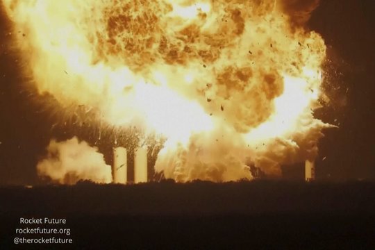 „SpaceX“ erdvėlaivis „Starship“ dėl „katastrofiško gedimo“ sprogo paleidimo aikštelėje