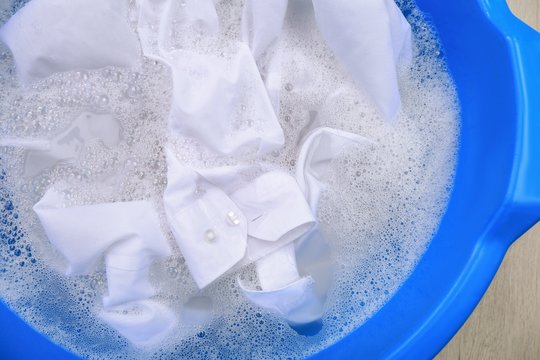Kaip pašalinti dėmes iš baltų drabužių: ekspertas atskleidė stebuklingą priemonę