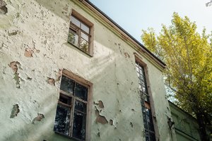 Lubos šlampa, balkonai byra, bet namo savininkai neskuba tvarkytis – dar ne griūtis