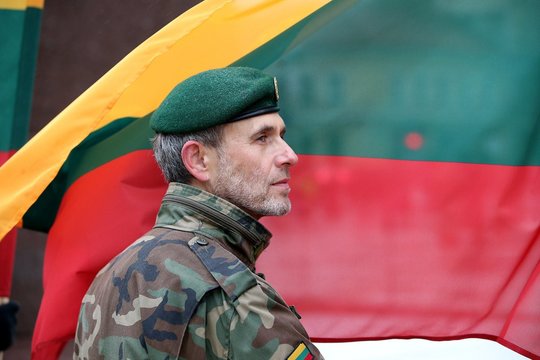 Įžvelgia suaktyvėjusį valstybinės trispalvės naudojimą: ragina nesiekti vėliavomis bandyti nustelbti kitas