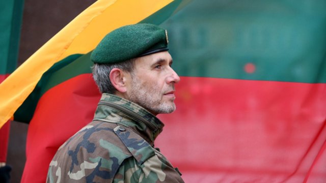 Įžvelgia suaktyvėjusį valstybinės trispalvės naudojimą: ragina nesiekti vėliavomis bandyti nustelbti kitas