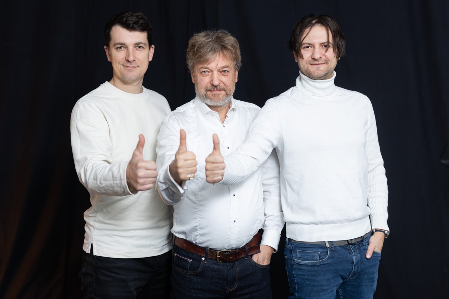 Finalinį vakarą atlikėjus į sceną palydės aktorių, o ir pusbrolių duetas – A. ir S.Storpirščiai (iš šonų).<br>G.Skaraitienės nuotr.