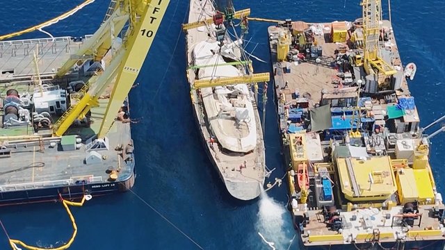 Per audrą Italijoje žuvusio magnato superjachta iškelta į paviršių: užfiksavo radinio būklę