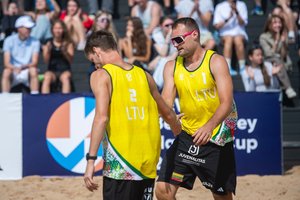 Lietuvos paplūdimio tinklinio rinktinės pergalingai žygiuoja „Tautų taurės“ turnyre Vilniuje