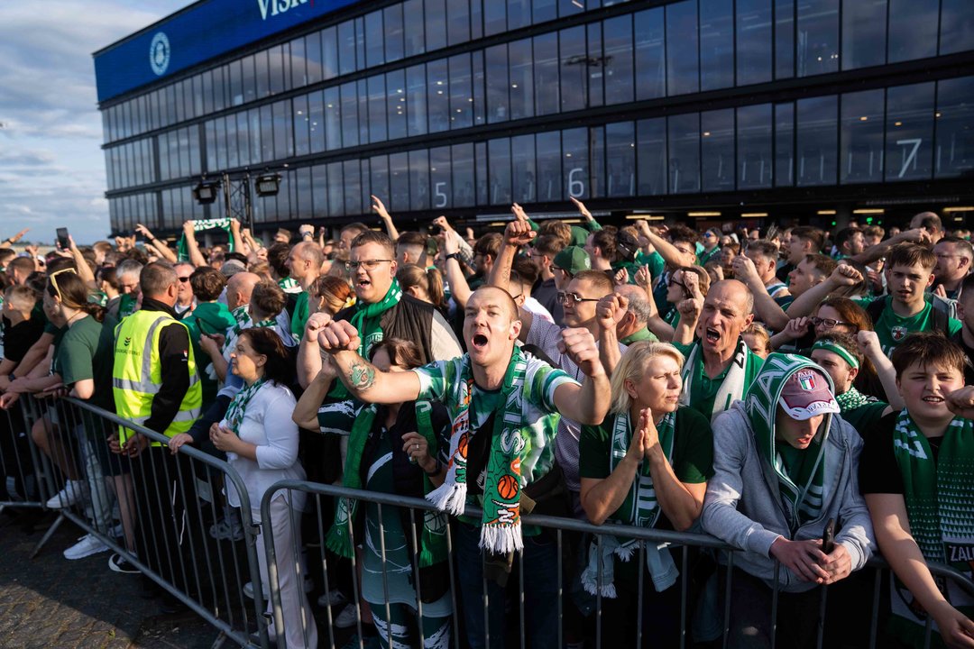 Švenčiantys žalgiriečių sirgaliai.<br>G. Bitvinsko nuotr.