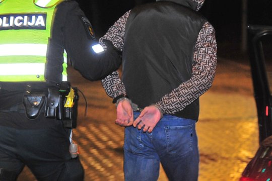 Klaipėdoje siautėjęs vyras apgadino dešimt automobilių ir sužalojo policijos pareigūnę
