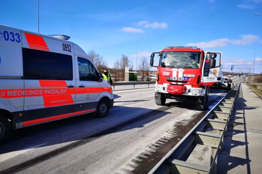 Praėjusią naktį – nelaimė automagistralėje prie Raseinių: susidūrimas nutraukė medikų kelionę, o vienas automobilis sudegė