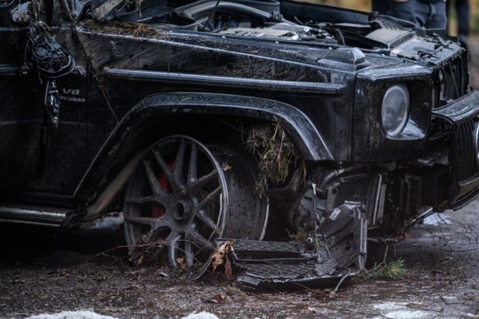 Palangoje visureigis rėžėsi į medį, vairuotojas neišgyveno