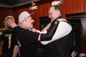 Po triumfo LKL finale – „Žalgirio“ šventė su sirgaliais ir A. Sabonio sveikinimai rūbinėje