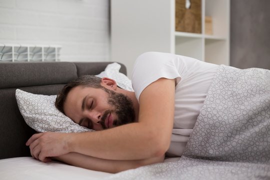 Mokslininkai nustatė geriausias ir blogiausias miego pozas