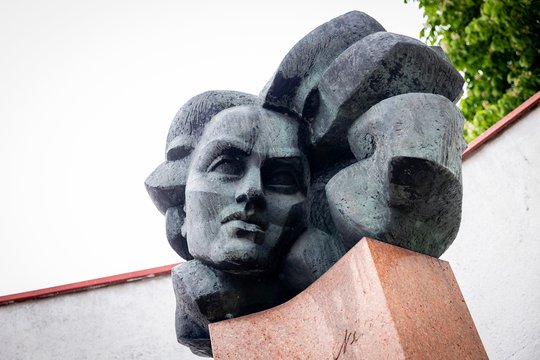 Sprendimus dėl S. Nėries paminklo siūlo palikti savivaldoms: adresų, gatvių pavadinimų keitimas kainuoja
