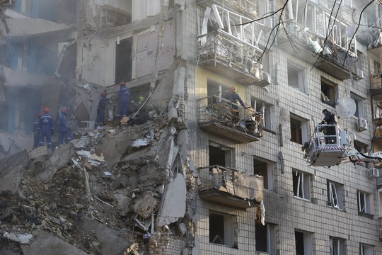 Virš Kyjivo – zvimbiantys dronai ir sprogimai: Rusijos ataka pražudė mažiausiai 5 žmones
