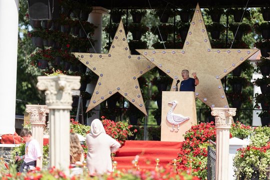 Raudonas kilimas ištiestas: Pakruojo dvare iškilmingas vasaros festivalio atidarymas