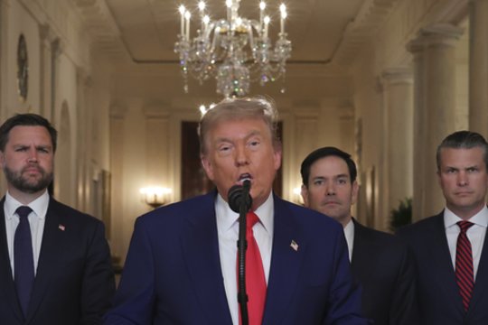 Po JAV smūgių Iranui – dviprasmiška amerikiečių reakcija: kas laukia D. Trumpo?