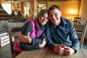 Šveicarų pora nė nesapnavo, kaip gyvenimą apvers kelionė motociklu per Lietuvą – viską metę atsikraustė į kaimą Anykščiuose