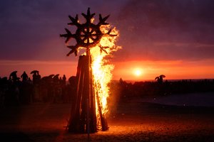 Permirkę iki kojų pirštų galiukų, tačiau pakerėti įspūdingų vaizdų: Šventojoje lietuviai sutiko Jonines