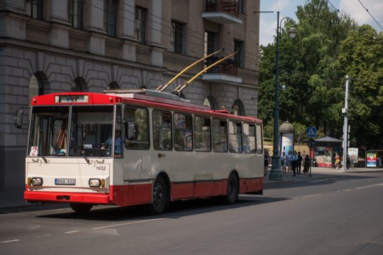 Kelionė troleibusu vilniečiui baigėsi liūdnai – vyras gydomas ligoninėje