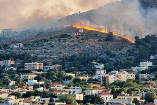 Turistų pamilta Graikijos Chijo sala liepsnoja toliau: gaisrus gesina šimtai ugniagesių