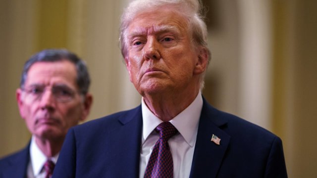 D. Trumpas sureagavo į nutrūkusias Irano ir Izraelio paliaubas: kaltina abi šalis