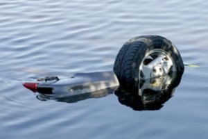 Joninių naktį – automobilio skrydis į Balsio ežerą