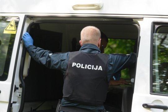 Nuo girtų sulaikytųjų kentėjo policininkai ir jų automobiliai