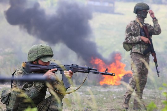 Karas Ukrainoje. Chaosas rusų armijoje: neapsikentę kareiviai tyčia padegė savo pozicijas