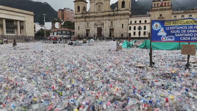 Bogota skęsta plastike: perdirbėjai reikalauja geresnių darbo sąlygų