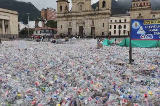 Bogota skęsta plastike: perdirbėjai reikalauja geresnių darbo sąlygų
