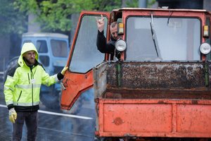 Prie Seimo vėl rikiuojasi traktoriai: įkąsti valdžiai atsivežė dar nematytą techniką  
