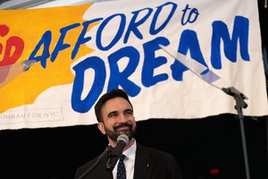 Netikėtumas JAV: socialistas pirminiuose Niujorko mero rinkimuose nokautavo politikos veteraną