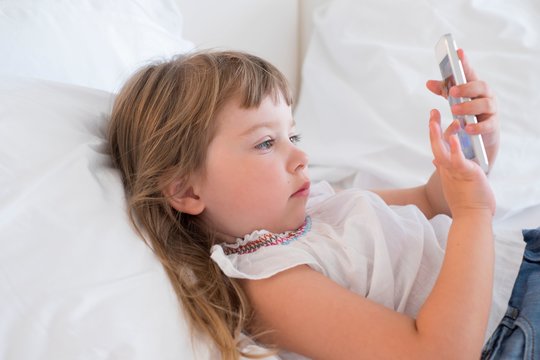 Ar jūsų vaikas priklausomas nuo ekranų? 10 „raudonų vėliavėlių“ – ar atpažįstate?