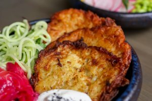 Kepant bulvinius blynus į tešlą įdėkite netikėto ingrediento – nustebins kreminė tekstūra, nereikės net padažo